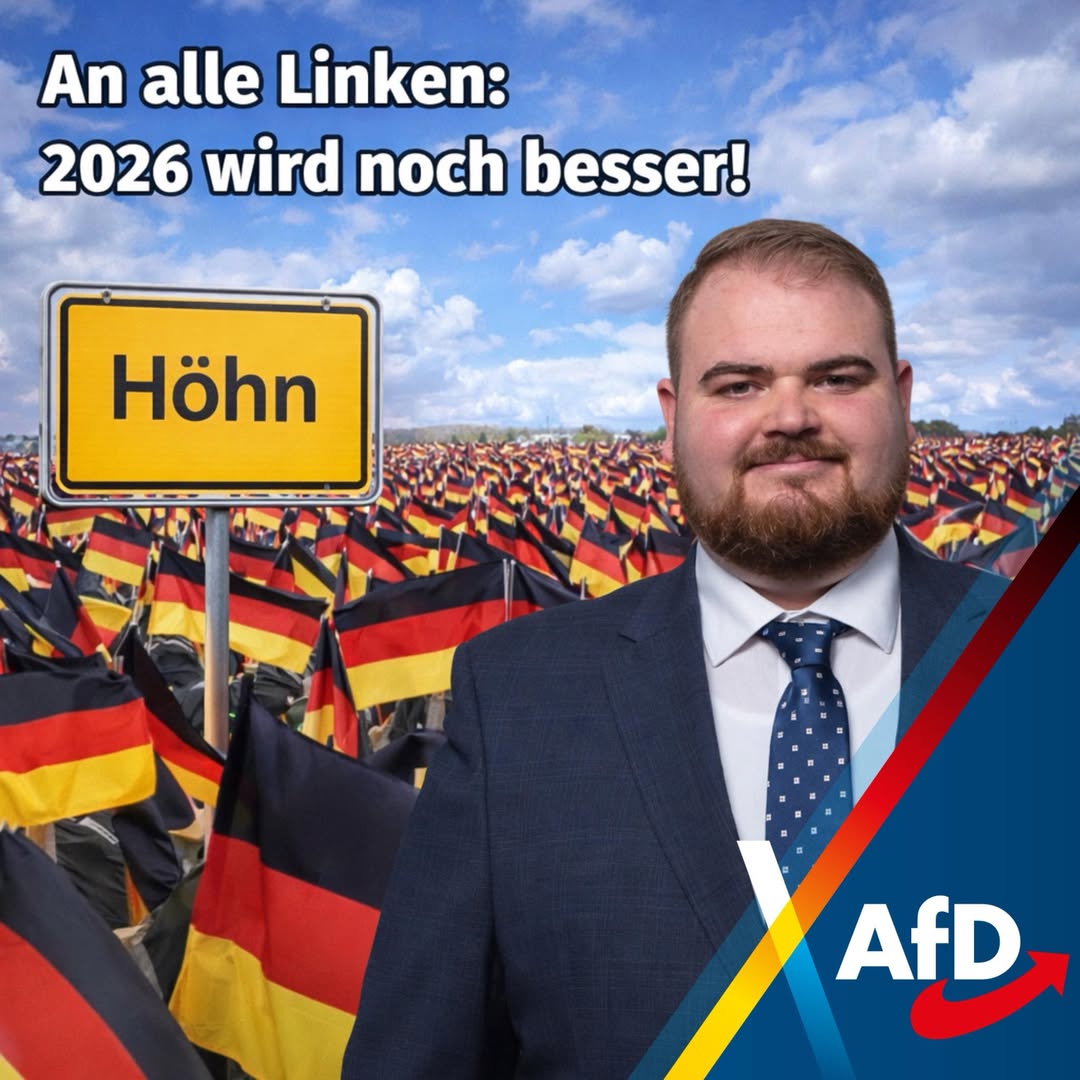 Porträt von Bailey Wollenweber im Anzug vor einem Hintergrund aus zahlreichen Deutschlandfahnen. Links ist ein gelbes Ortsschild mit der Aufschrift „Höhn“ zu sehen. Oben im Bild steht der Text „An alle Linken: 2026 wird noch besser!“. Unten rechts befindet sich das AfD-Logo.