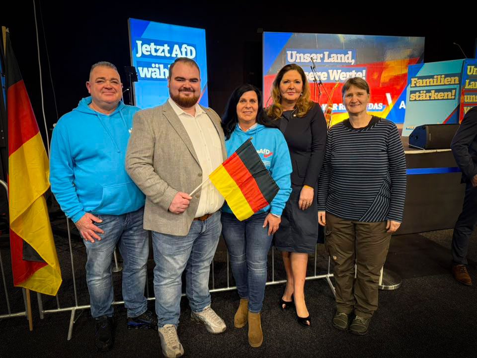 Eine Abordnung des AfD-Vorstandes aus dem Westerwald vor Wahlkampfplakaten der AfD Rheinland-Pfalz